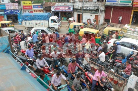 4th Day of petrol crisis in Tripura : 22 vehicles entered in state Saturday 4th Day of petrol crisis in Tripura : 22 vehicles entered in state Saturday